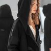 Зимнее пальто с трикотажным капюшоном