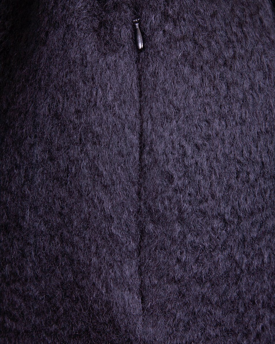 Зимнее пальто черного цвета с воротником-шарфом