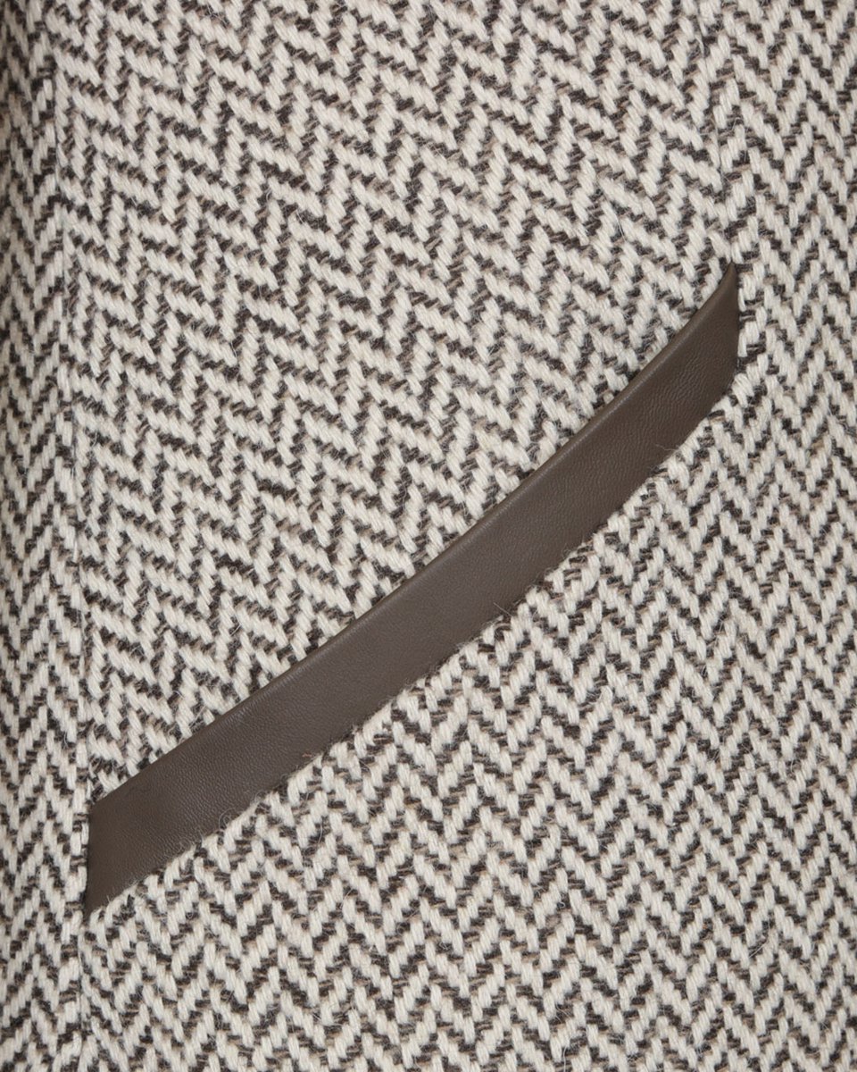 Пальто из твида бежевого цвета с переплетением «елочка»