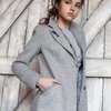 Пальто из твида серого цвета с узором «елочка»