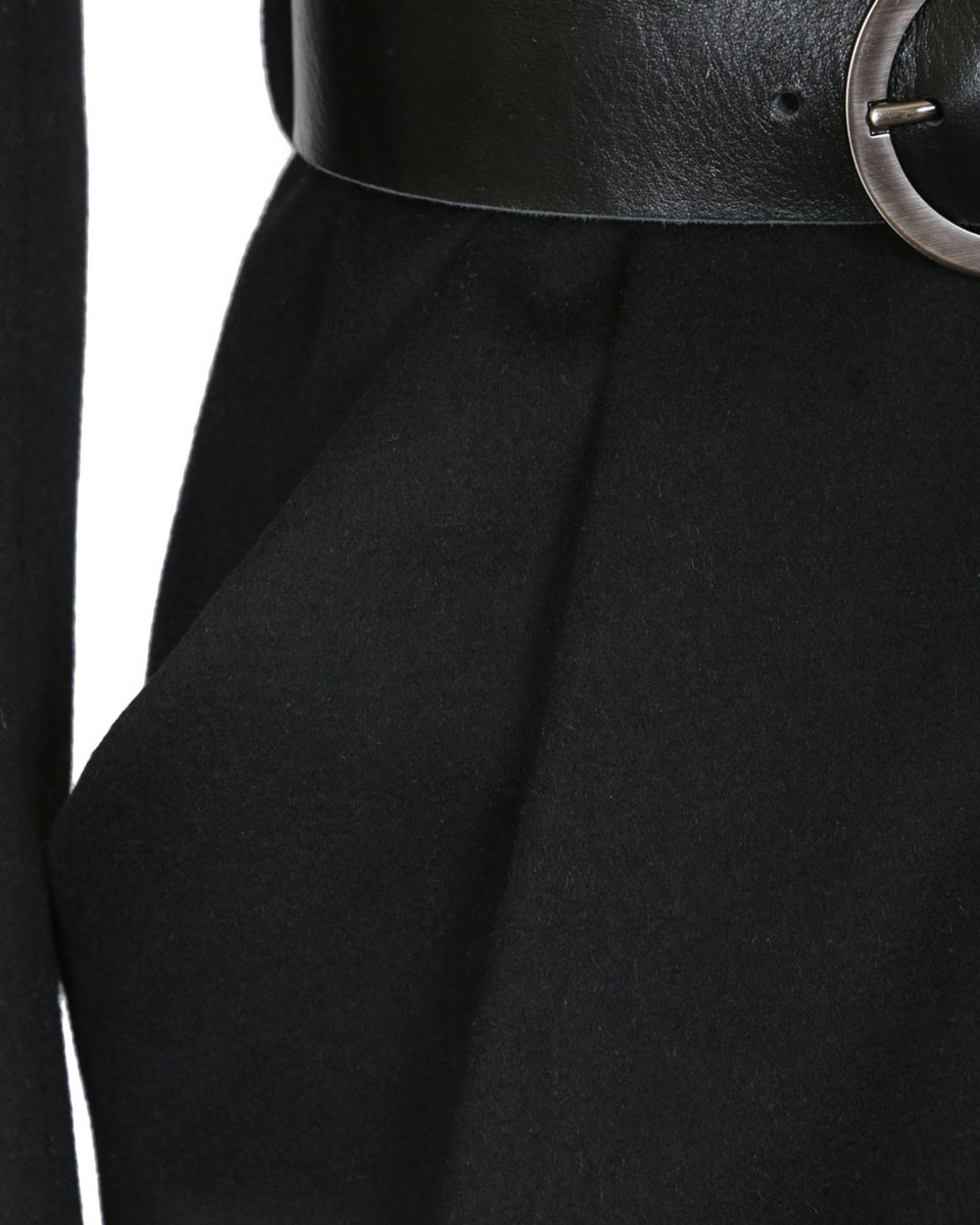 Пальто черного цвета с удлиненными лацканами и юбкой-тюльпан