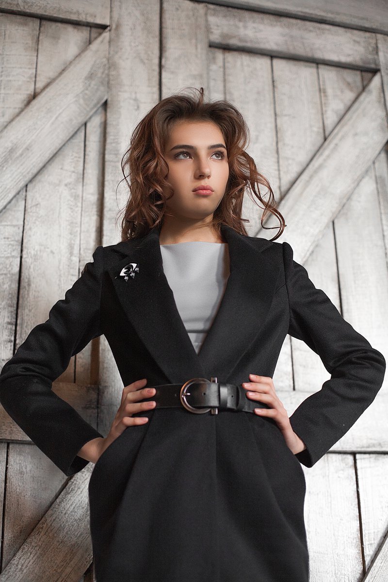 Пальто черного цвета с удлиненными лацканами и юбкой-тюльпан