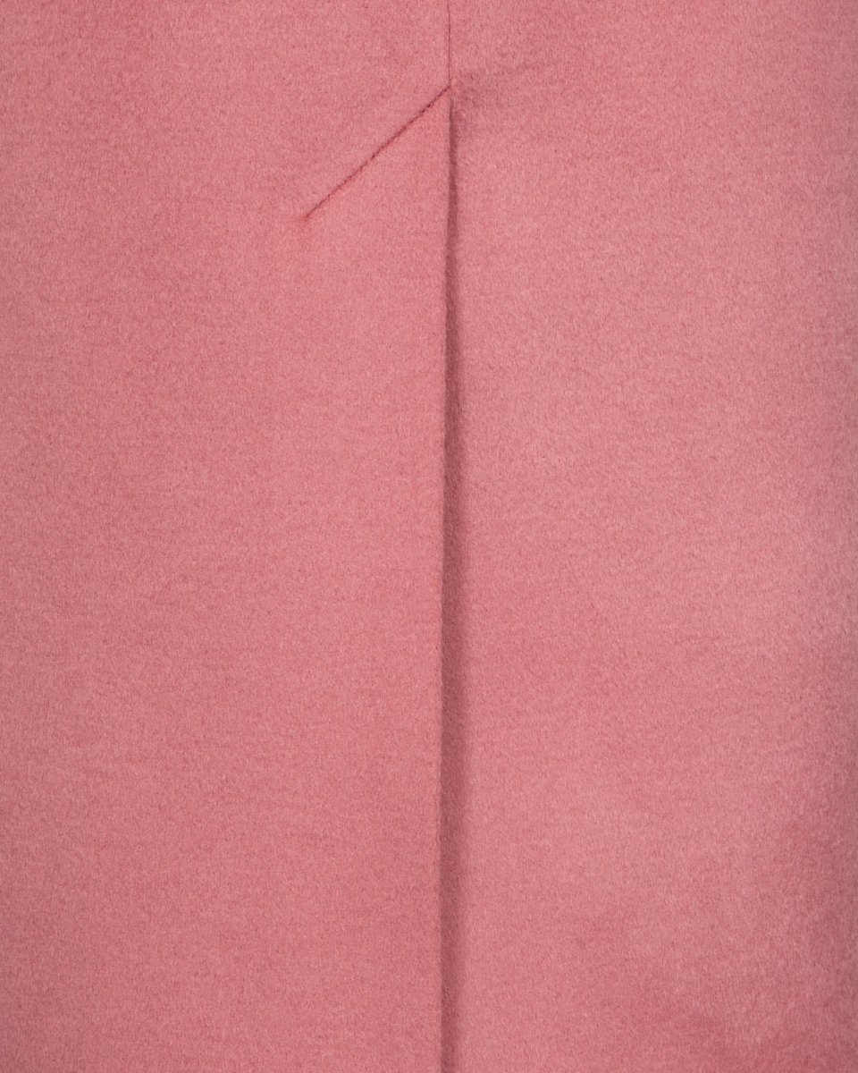 Пальто кораллового цвета с удлиненным лацканом