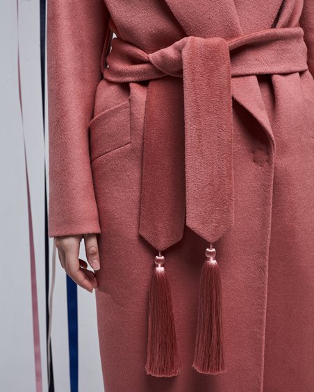 Пальто классическое розового цвета с тканевым ремнем