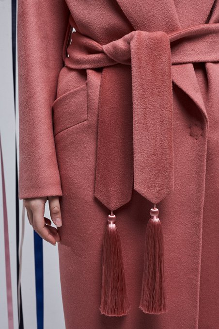 Пальто классическое неоного-розового цвета с английским воротником с лацканами