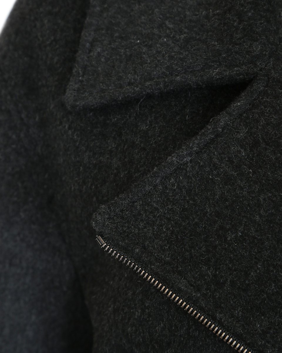 Укороченное пальто-косуха с меховым воротником