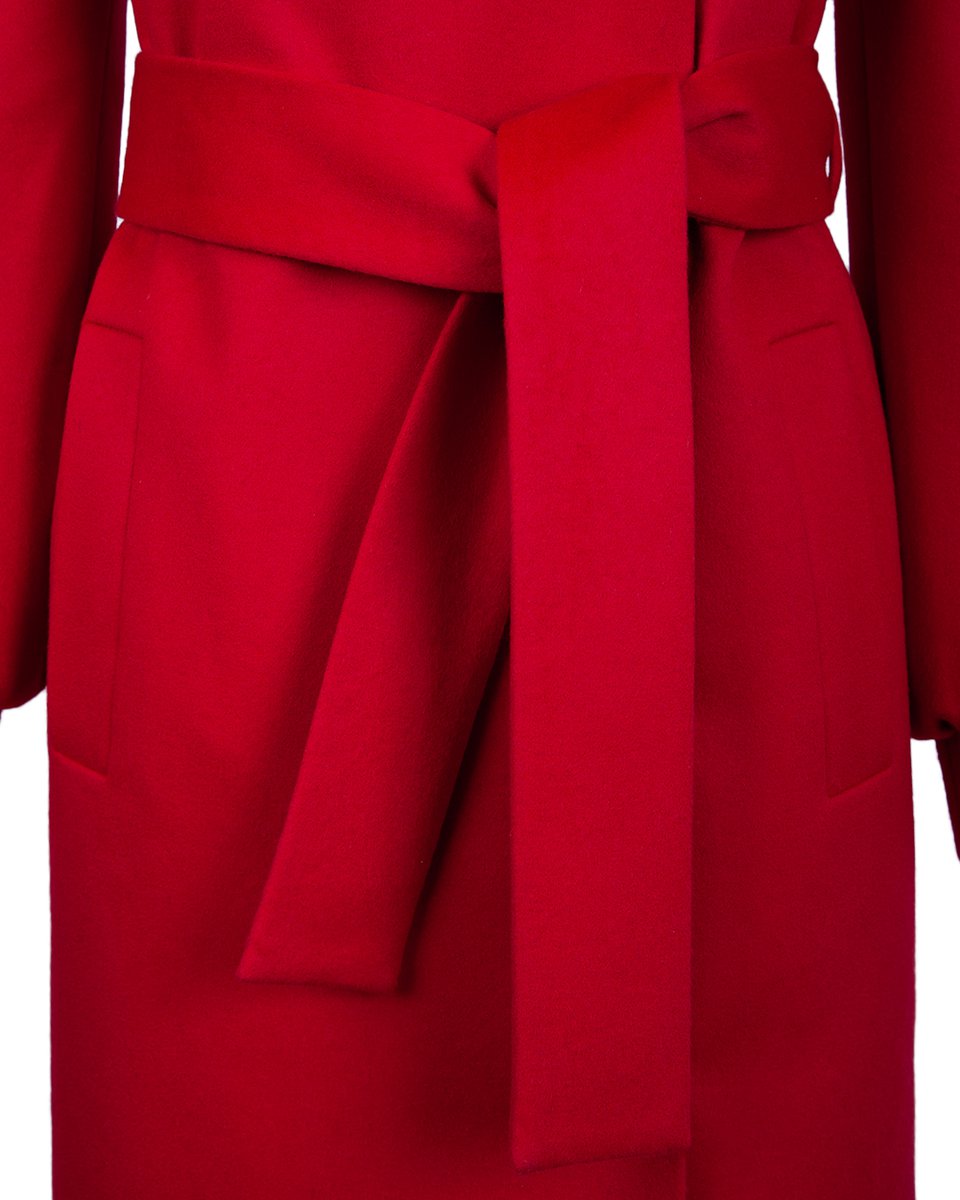 Зимнее пальто красного цвета с пышными рукавами