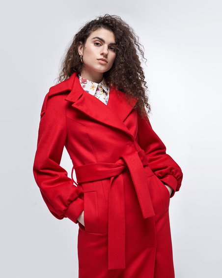 Пальто классическое крарминно-красного цвета в конструктивном стиле