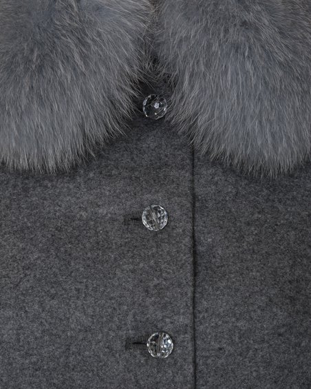 Пальто классическое дымчато-серого цвета с расклешенной юбкой