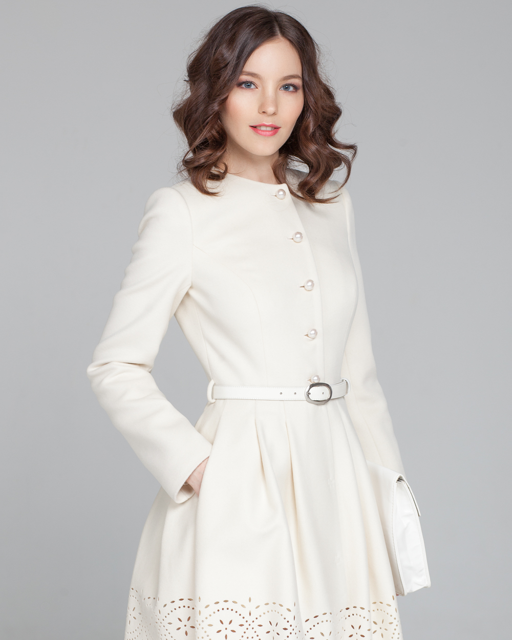 Весенняя женская верхняя одежда. Элегант леди пальто. Пальто приталенное женское. Белое пальто женское. Белое приталенное пальто.
