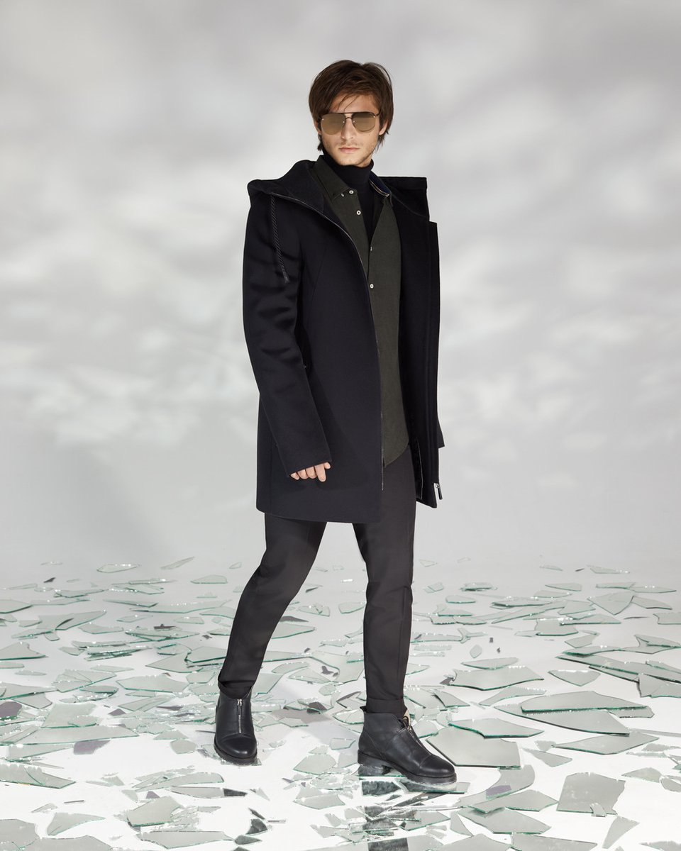 Мужское пальто прямого силуэта черного цвета