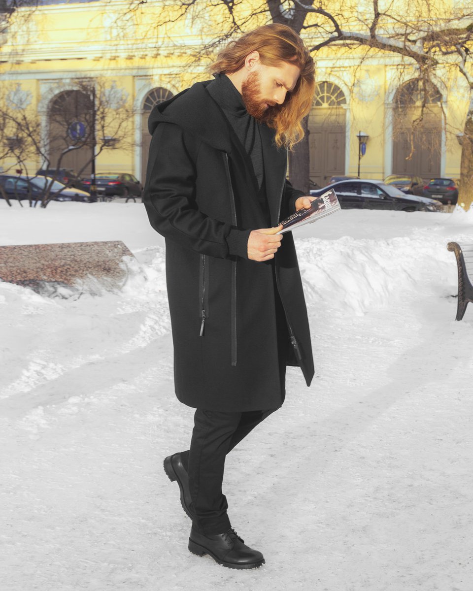 Мужское пальто с трикотажным капюшоном черного цвета