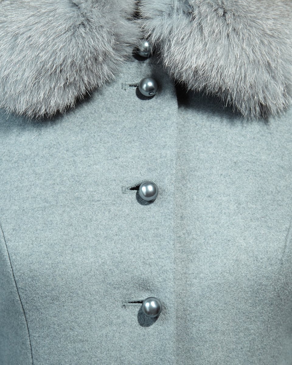 Пальто "Облако" с тремя воланами и фестонами по низу, серого цвета.
