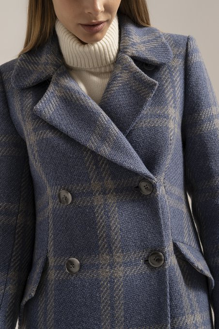 Пальто двубортное темно-синего цвета с втачным рукавом