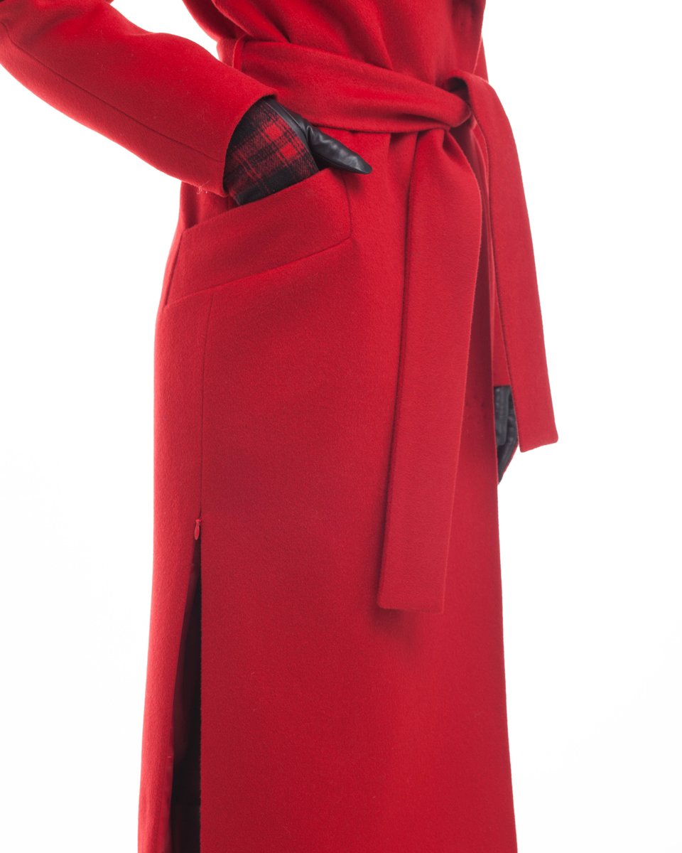 Длинное пальто красного цвета