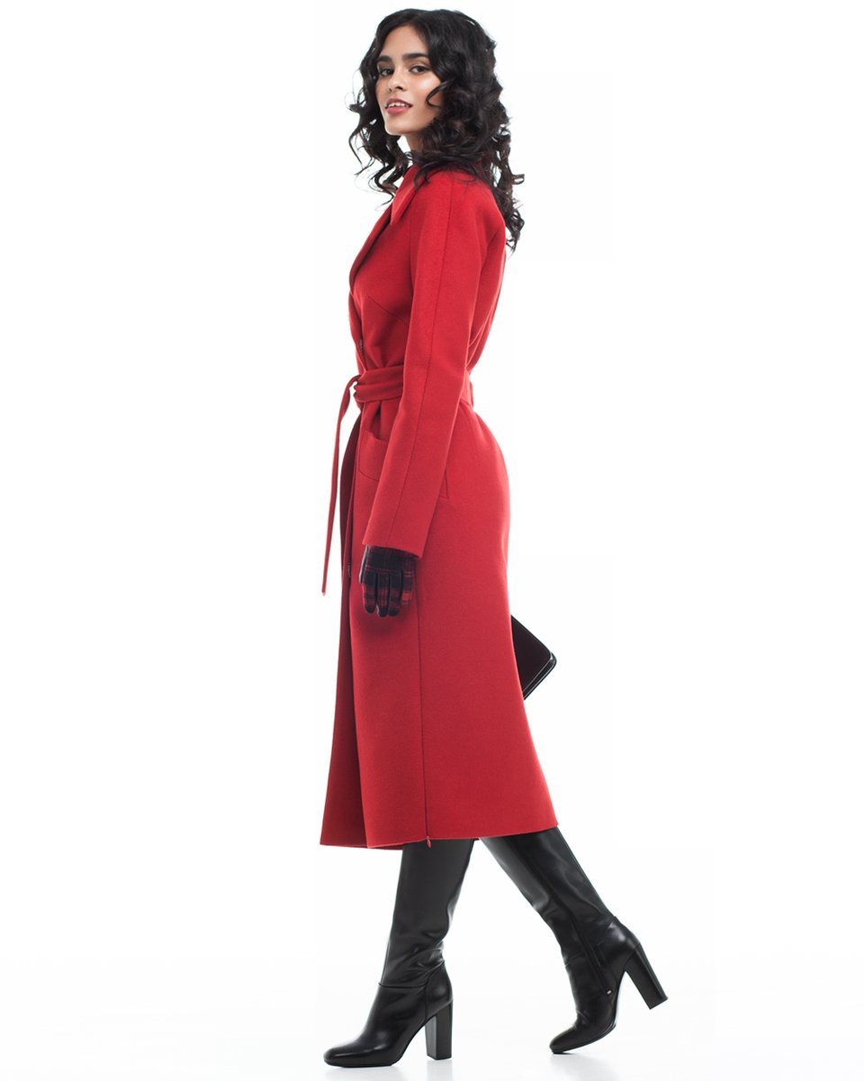 Длинное пальто красного цвета
