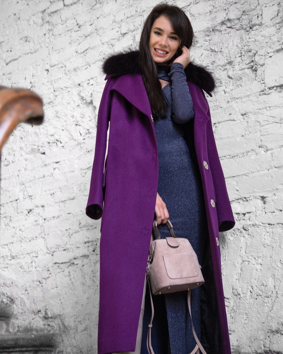 Зимнее пальто с меховым воротником, фиолетового цвета
