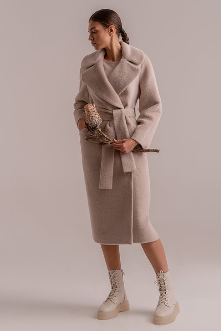 Пальто классическое цвета крем-брюле с крупными лацканами