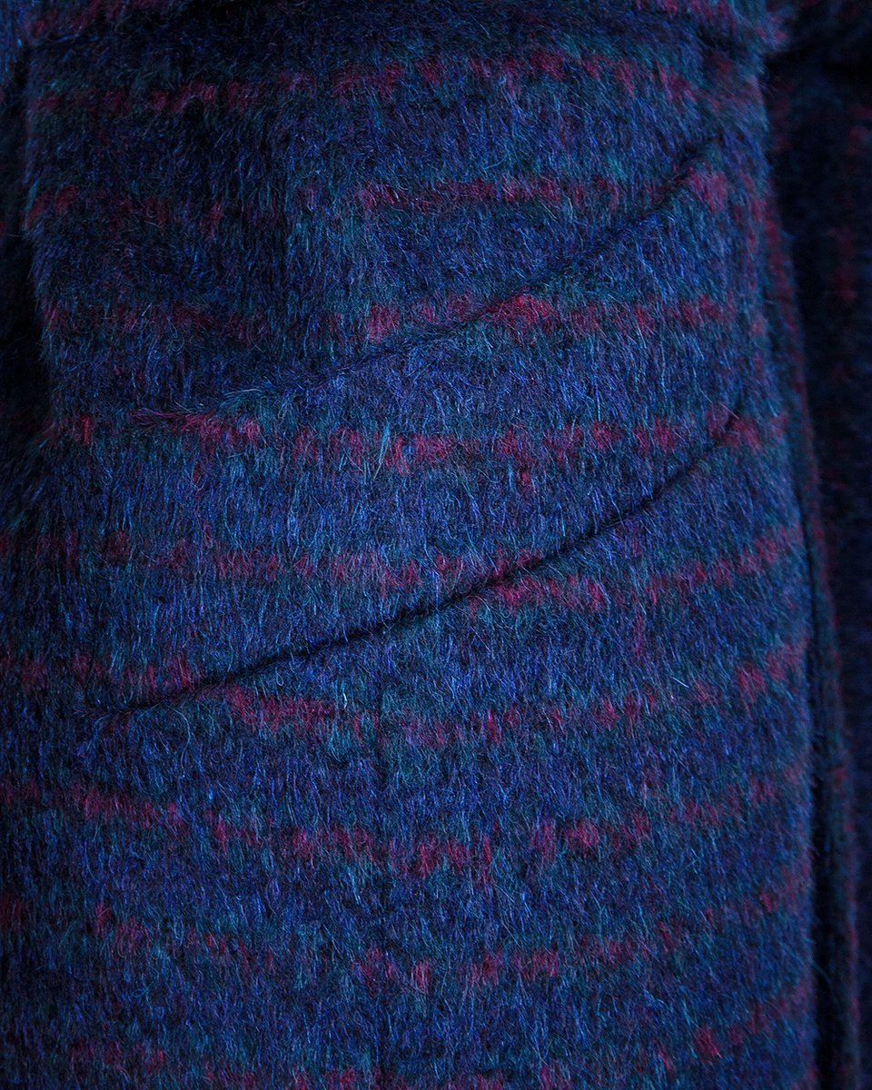 Зимнее пальто темно-синего цвета в полоску
