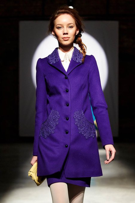 Фиолетовое пальто прямого силуэта с вологодским кружевом