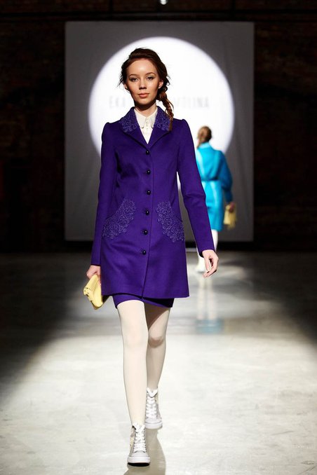 Фиолетовое пальто прямого силуэта с вологодским кружевом