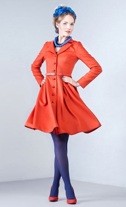 Пальто с цельнокроеным верхом оранжевого цвета