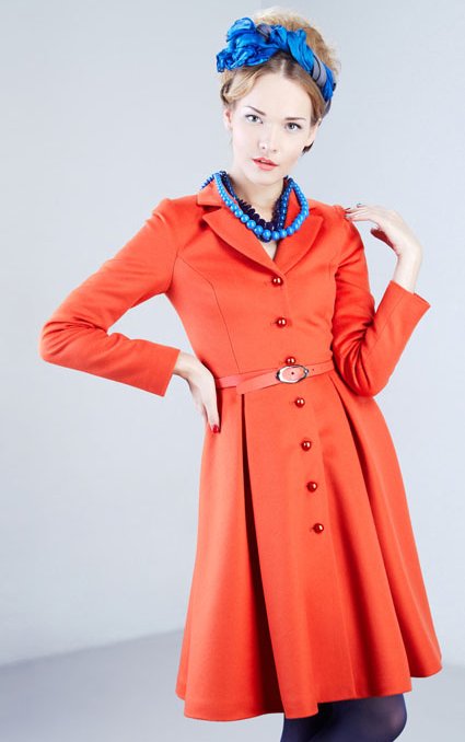 Пальто с цельнокроеным верхом оранжевого цвета