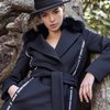 Зимнее пальто черного цвета с меховым воротником