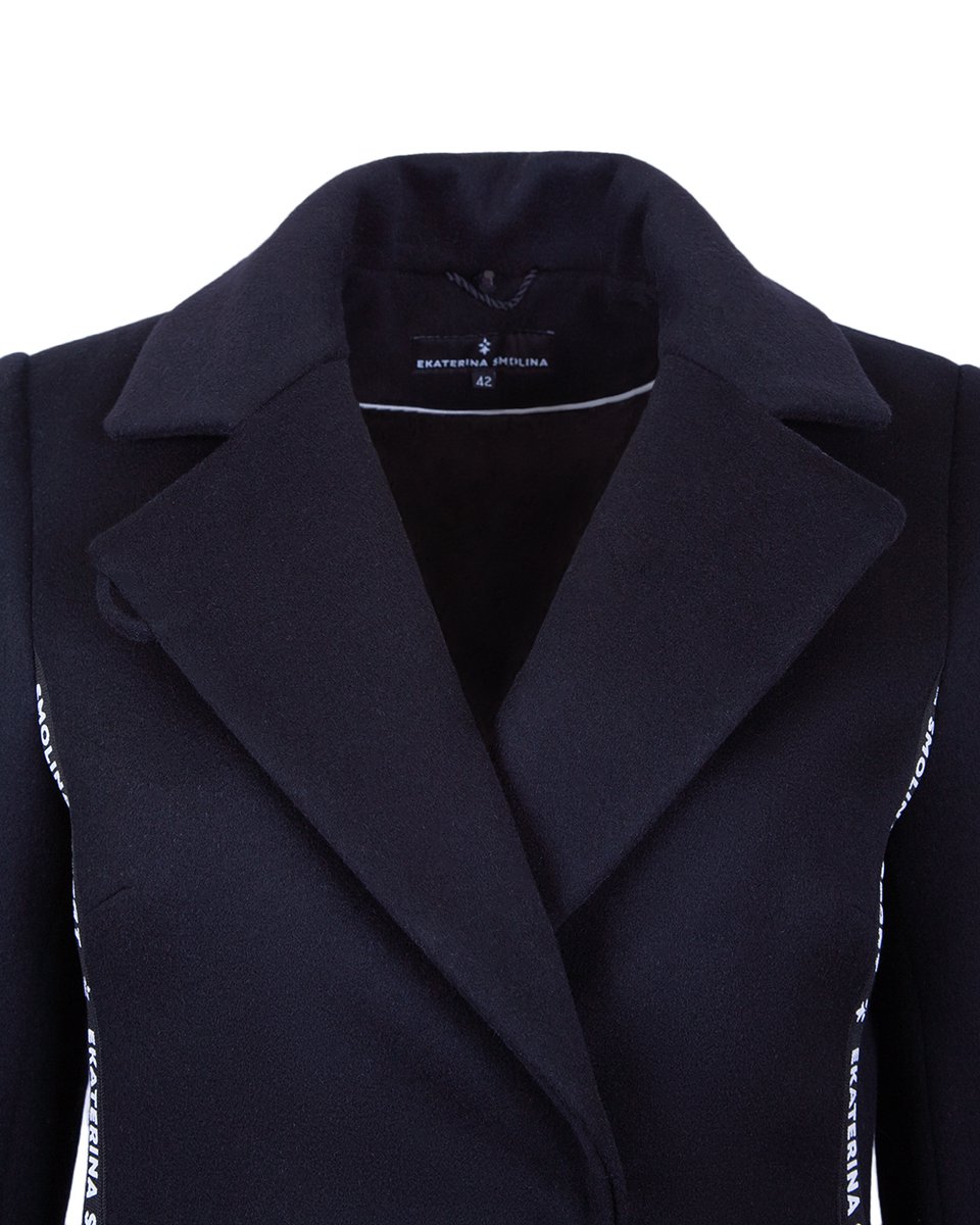 Зимнее пальто черного цвета с меховым воротником