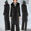 Зимнее пальто черного цвета с меховым воротником