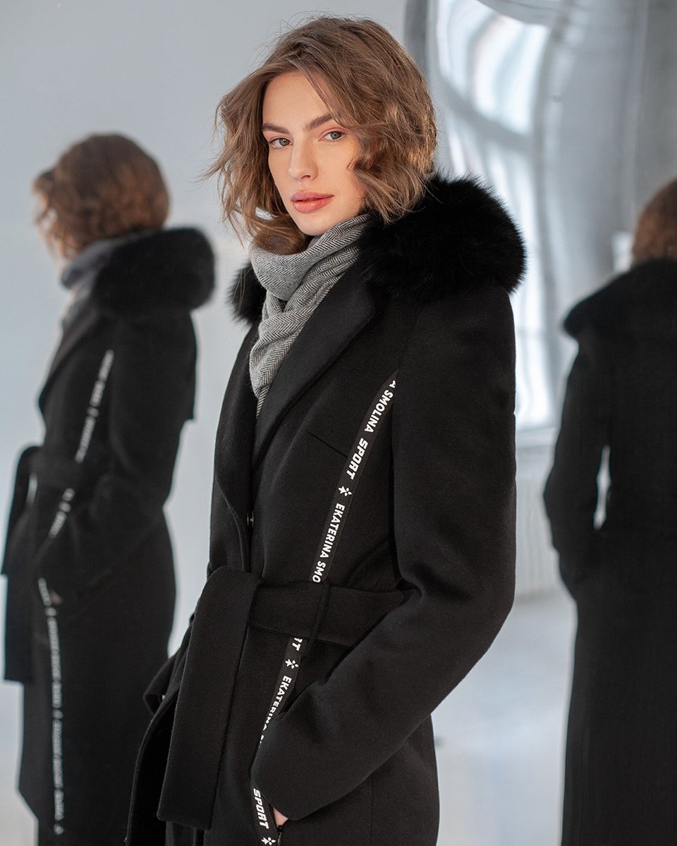 Зимнее пальто черного цвета с меховым воротником