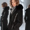 Зимнее пальто черного цвета с меховым воротником