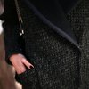 Укороченное пальто из ткани с переплетением "косы"