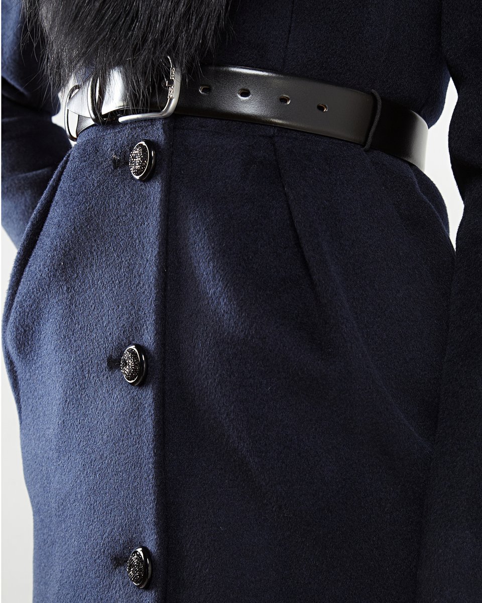 Пальто с меховым воротником-шалью, синего цвета.
