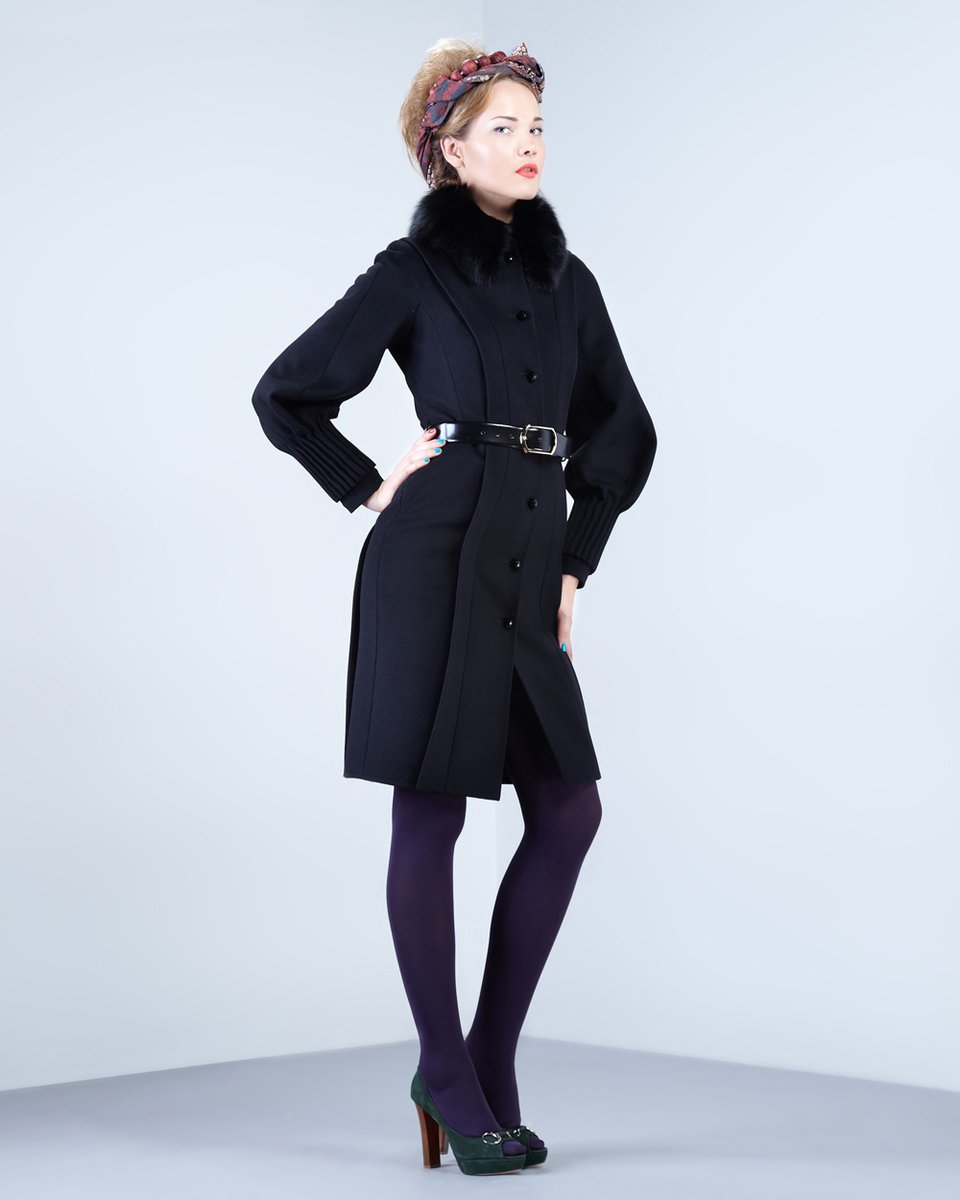 Пальто с необычным рукавом и декоративными манжетами, черного цвета.
