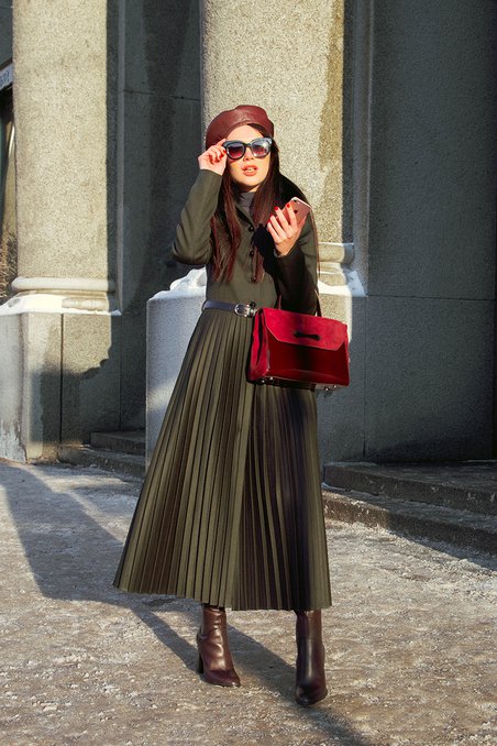 Пальто классическое оливкового цвета с карманами в боковых швах
