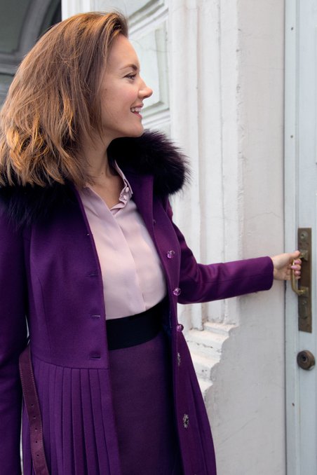 Пальто фиолетового цвета с юбкой плиссе