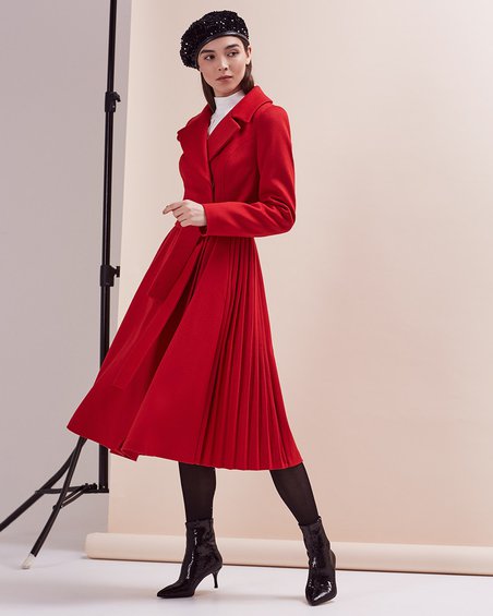 Пальто классическое ярко-красного цвета с карманами в боковых швах