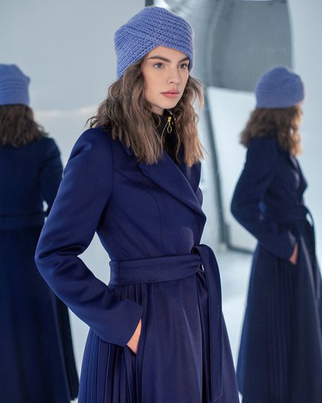Пальто классическое темно-синего цвета с тканевым ремнем