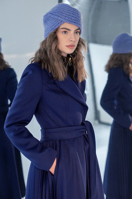Зимнее пальто темно-синего цвета с плиссированными вставками