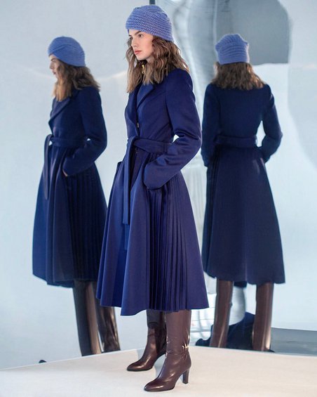 Пальто классическое темно-синего цвета с тканевым ремнем