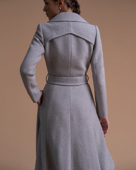 Пальто классическое телесного цвета с расклешенной юбкой
