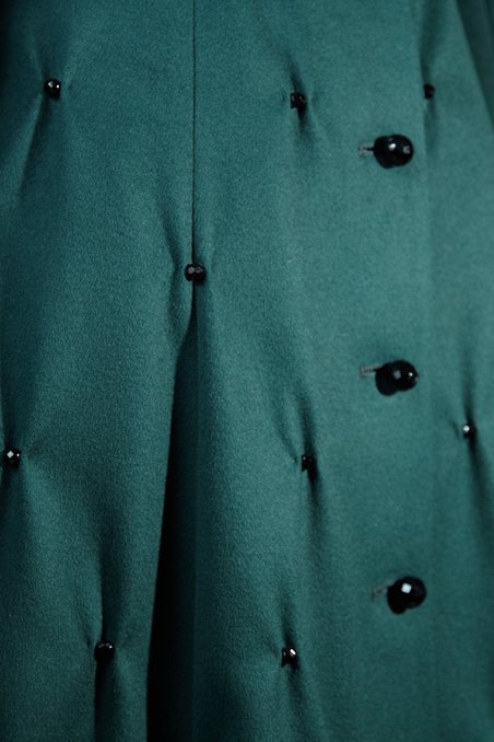 Пальто с широкой юбкой, декорированной бусинами.