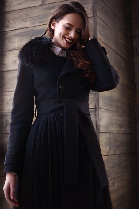 Пальто с юбкой плиссе и рукавом реглан, черного цвета