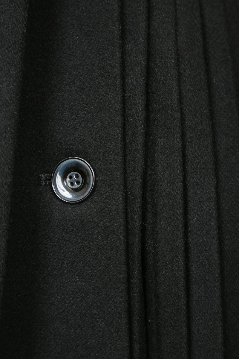 Пальто черного цвета с расклешенной юбкой-плиссе