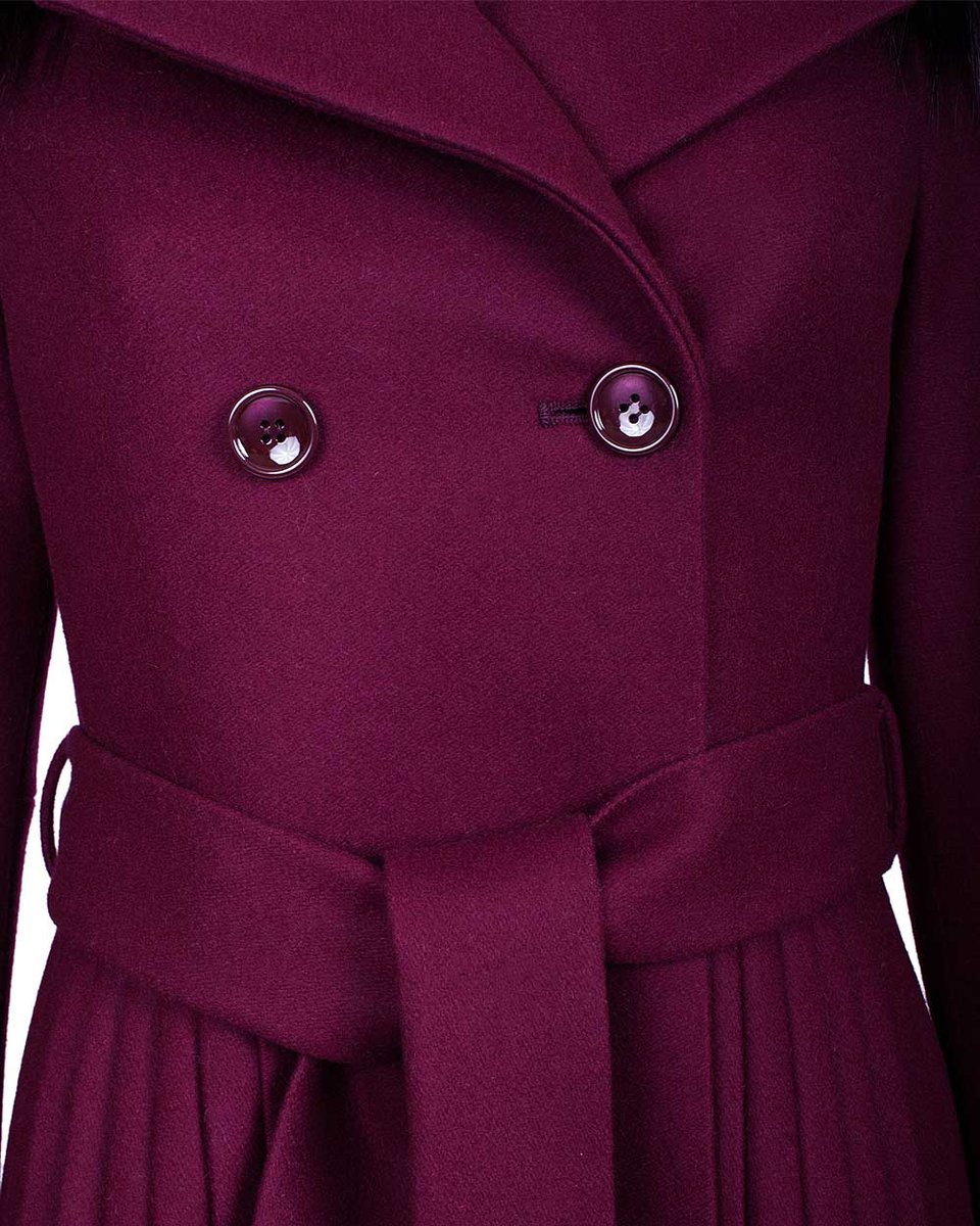 Пальто цвета красной сливы с юбкой плиссе и рукавом реглан
