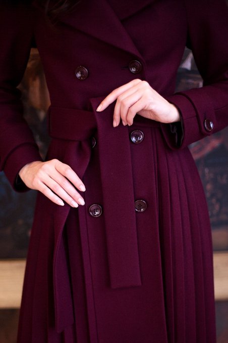 Пальто с юбкой плиссе и рукавом реглан, цвета красной сливы
