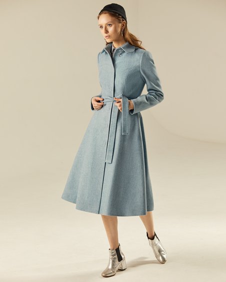 Пальто классическое светло-голубого цвета прямого силуэта