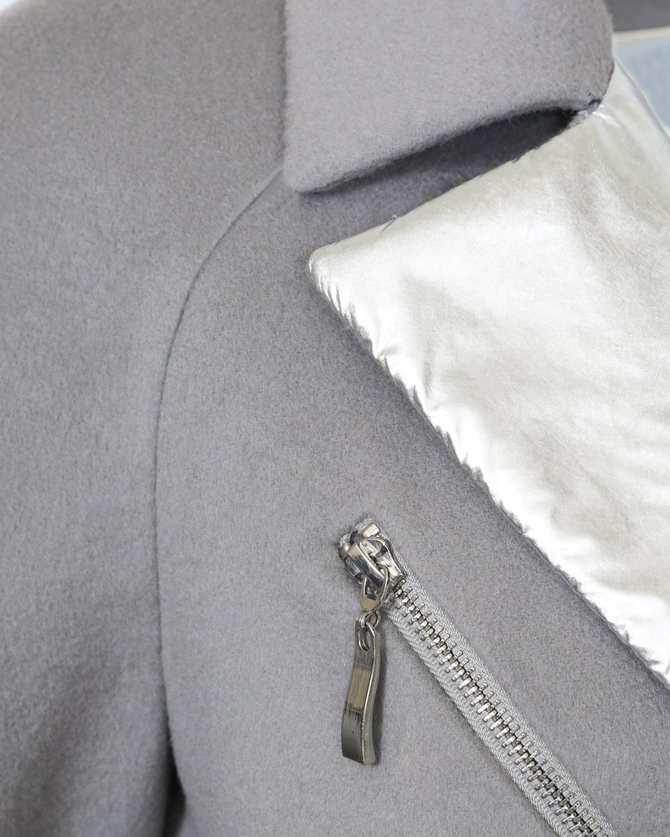 Пальто серого цвета с серебряным лацканом