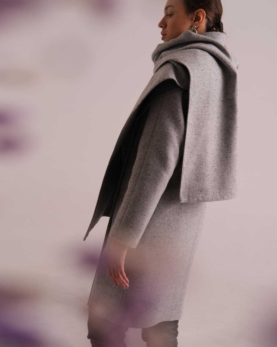 Зимнее пальто серого цвета с воротником-стойкой и шарфом